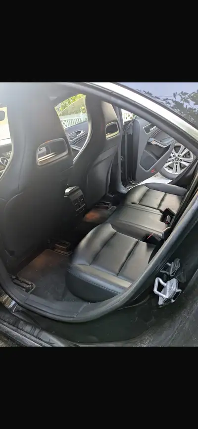 Mercedes à vendre je demande 14000$, bien entretenue, vitre teintées, noir sur noir , intérieur en c...