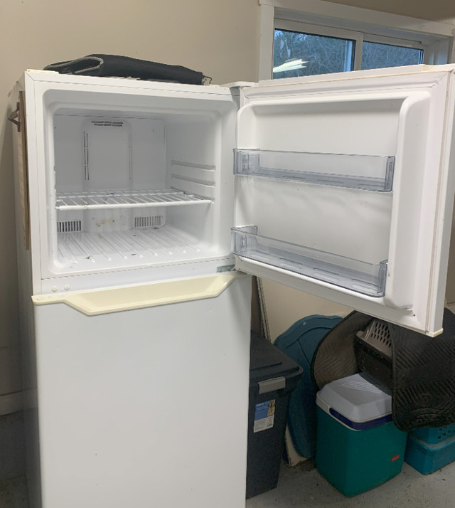 Danby Compact Fridge with Top Freezer in Refrigerators in Grand Bend - Image 4