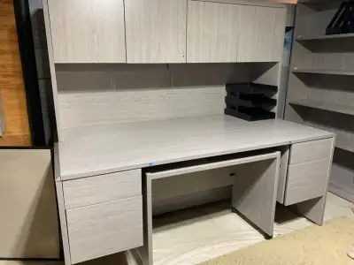 Ameublement de bureau ( bureau- 3 étagères + commode), View more