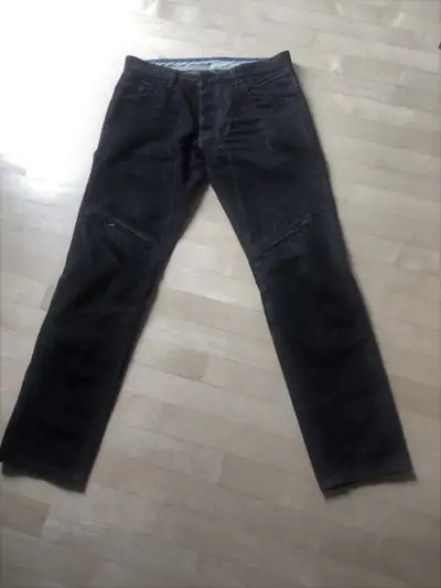 Dainese jean D1 EVO grandeur 34 en parfait état Look décontracté idéal pour le porter en ville penda...