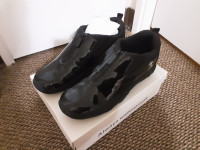 Women's Cougar Waterproof Shoes - Size 11 *NEW*