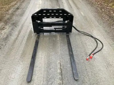 These new and unused hydraulic skid steer forks, are designed for a maximum load weight of 2645 lbs,...