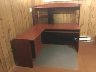 Bureau d’ordinateur en forme de L avec tablette, très bonne conditions. Dimensions: Hauteur totale:...