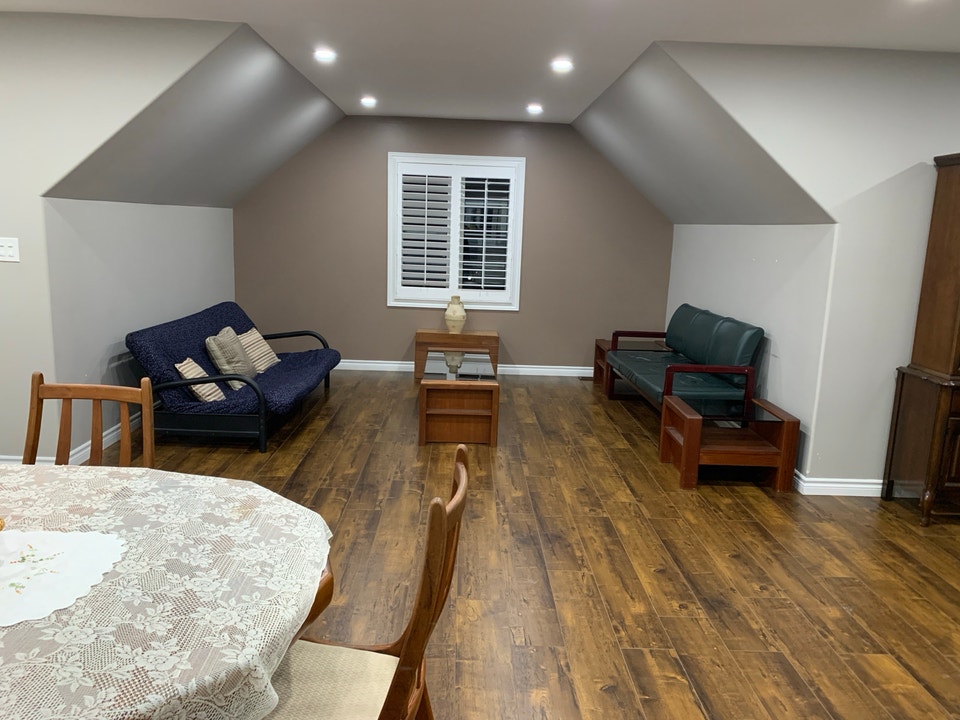 Country living. Large independent apartment on the second floor. 4