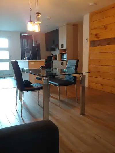 table de cuisine et 2 chaises, View more