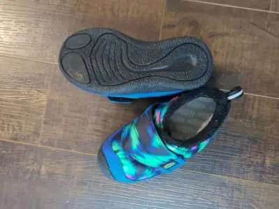 Kids keen slippers, like new, View more