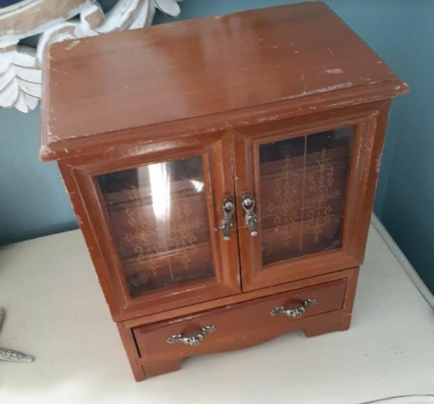 Vintage wood jewelry box organizer with glass-like doors in Arts & Collectibles in Markham / York Region - Image 2