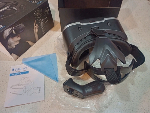3D Virtual Reality Goggles/Glasses with Wireless Remote (*NEW*) in General Electronics in City of Toronto - Image 4