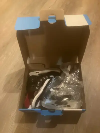 Bauer Vapor x250 YTH size 8.0 regular width brand new never used, View more