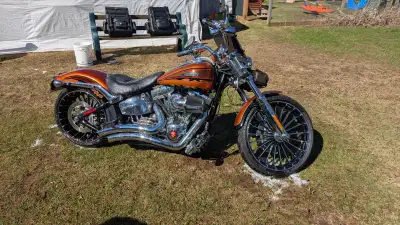 2014 2e proprio. Avec 2 sièges, Barr brise, sac arrière (rack) et sacoche swing arm. Alarm, cruise,...