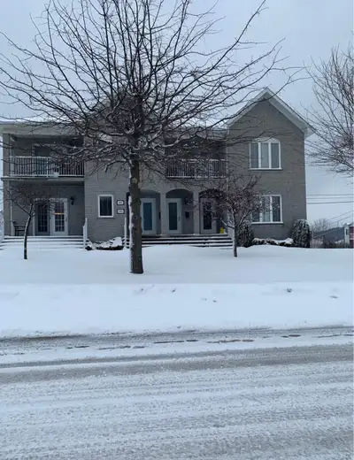 *** LIBRE IMMÉDIATEMENT *** Très grand 5 ½ à louer, situé sur la rue Des Roses. dans un immeuble tra...