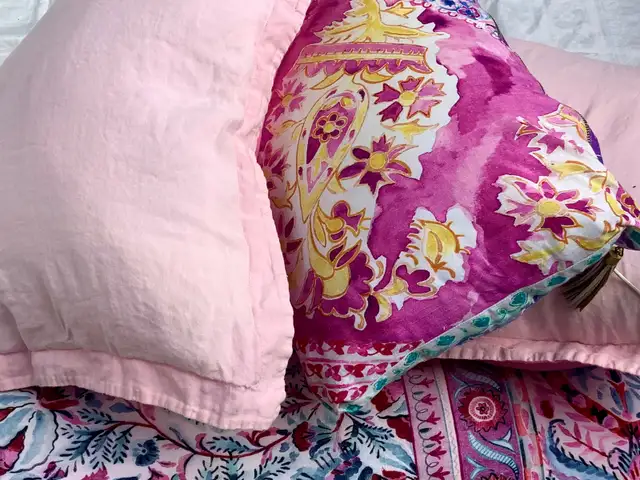 Accent Pillows Antropologie  Linen Inserts included in Home Décor & Accents in Oakville / Halton Region - Image 9