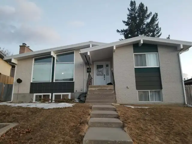 ​ Bright & Spacious 3 Bed, 1.5 Bath Rental – Pet Friendly!