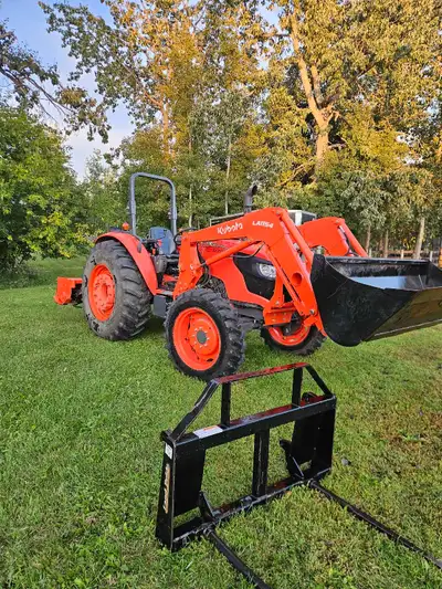 Tractor KUBOTA M7060HDRC. 76HP DSL 8F/8R 4WD open station 2021 release. Front Loader with Grill Guar...