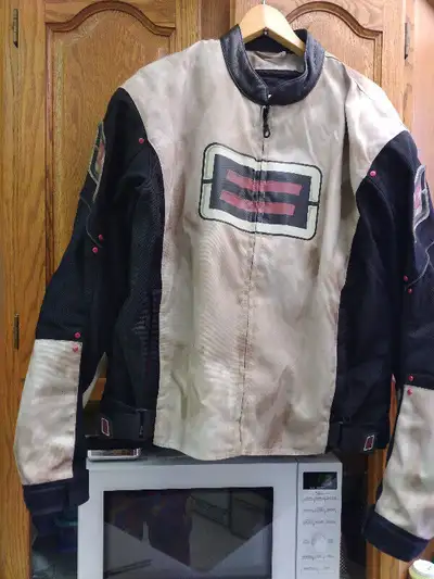 Up for sale: Shift motorcycle jacket -SIZE: LARGE -Great condition- no damage, zipper is good. -Elbo...