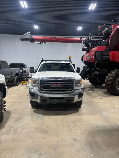 2016 gmc sierra 3500 6.0L gas engine 4x4 crewcab 245,000km have a one ton truck for sale, body is fa...