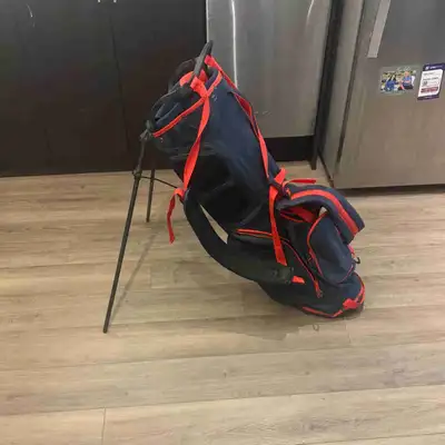 selling Taylormade golf bag (great condition), View more
