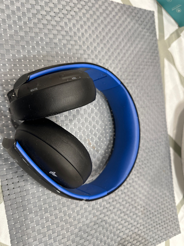 Official PS4 headset  in Sony Playstation 4 in Markham / York Region