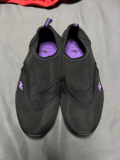 WOMENS WATER SHOES SIZE 7/8, View more