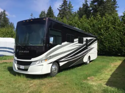 36 la Tiffin open road , 2 slide outs 1 1/2 bathrooms washer and dryer, 19700 miles 7 kw Onan genera...
