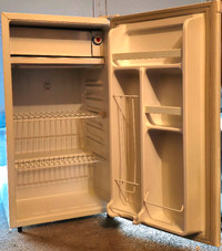 Diplomat mini fridge with freezer compartment