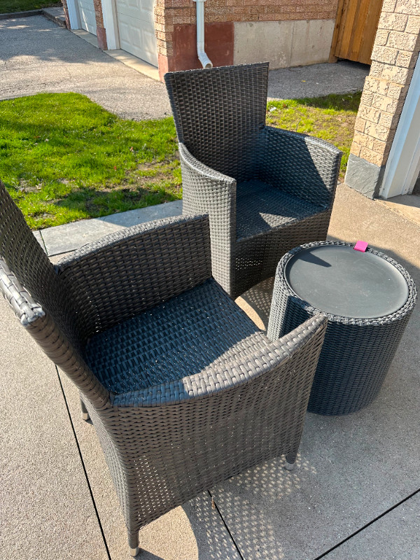 2 x Wicker outdoor chairs with table / cooler in Patio & Garden Furniture in Markham / York Region - Image 2