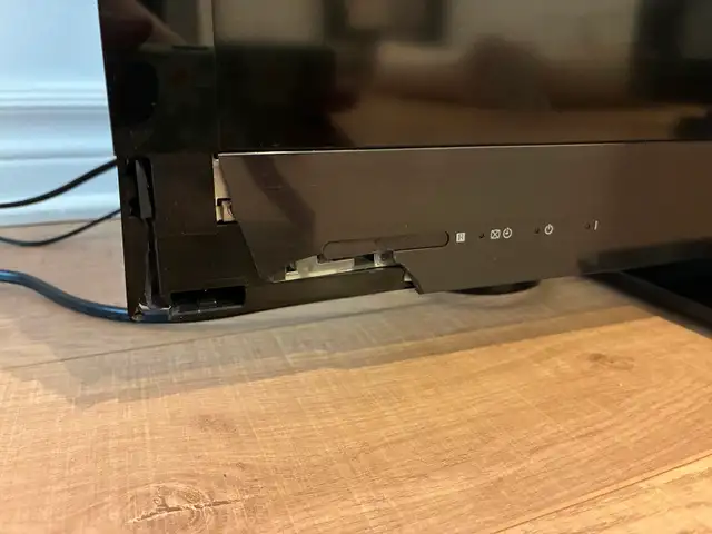 USED - 40 inch Sony Bravia LCD TV in TVs in Ottawa - Image 8