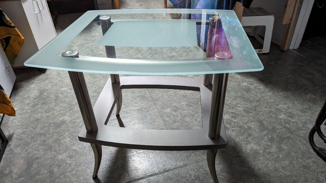 Très belle table de salon ou même de chevet en verre trempé. dans Autres tables  à Ville de Québec - Image 4