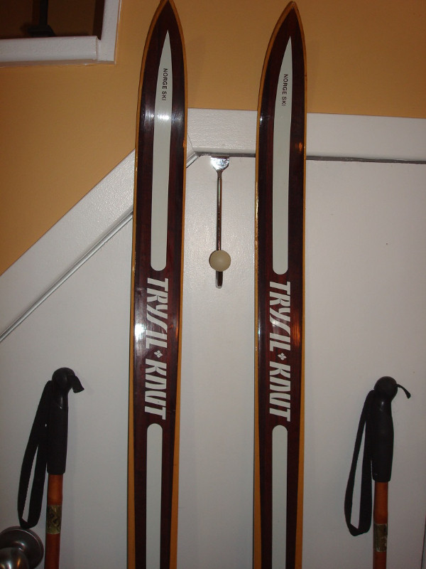 Skis de fond vintage en bois avec bâtons, 60$. dans Ski  à Laval/Rive Nord - Image 2