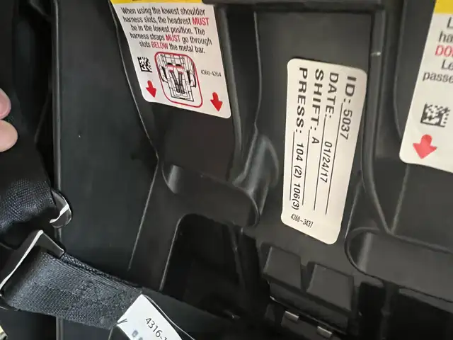 Car seat in Strollers, Carriers & Car Seats in Ottawa - Image 6