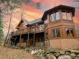 Chalet bord de l’eau / Waterfront for Rent – Lac Lovering, Magog in Quebec in Canada - Image 3