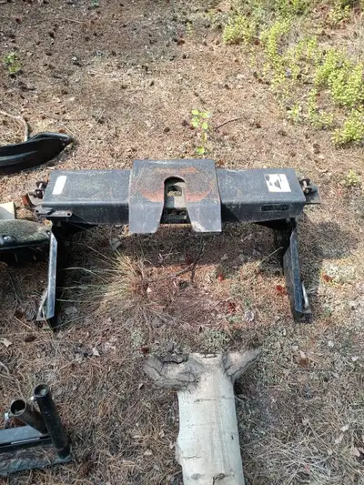 DSP 16k fifth wheel hitch. This hitch requires rails that run lengthwise in truck bed Sell or trade...