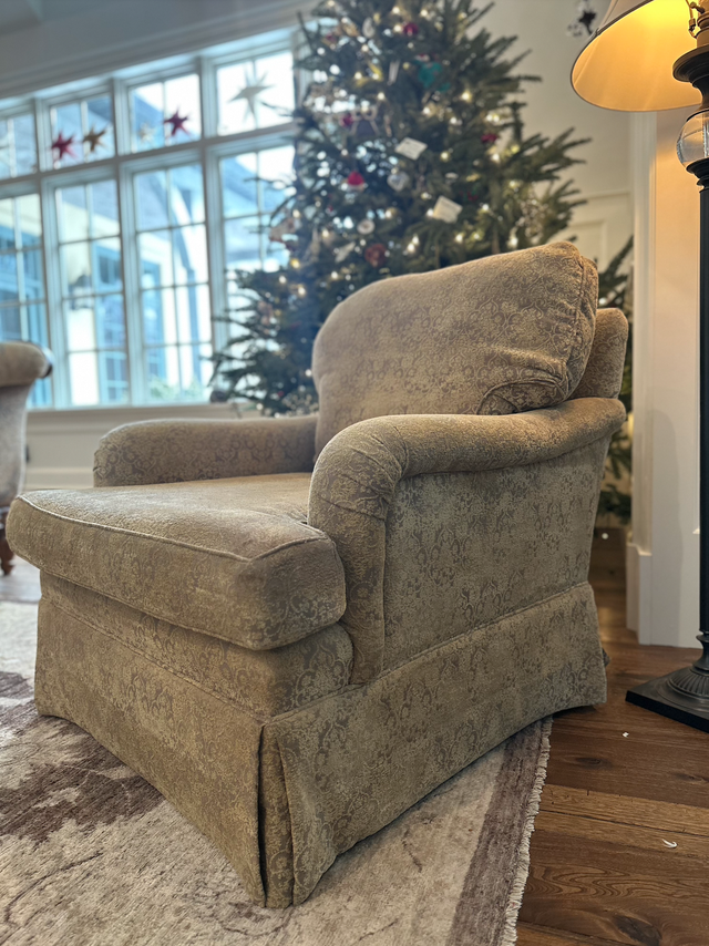 Classic Upholstered Armchair in Chairs & Recliners in Markham / York Region - Image 3