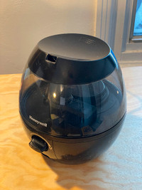 Deux humidificateurs à vendre (ensemble ou séparément).