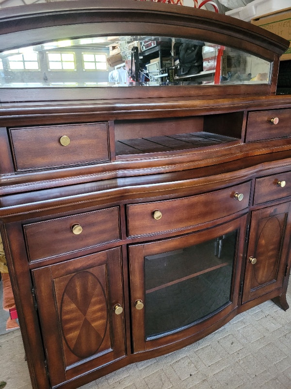 PRISTINE STUNNING SHOWSTOPPER SIDEBOARD/CREDENZA/BUFFET Dressers