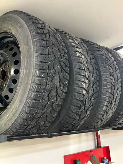 235/65/R17 Pneus et jantes hiver TOYO GT 3 ICE Deux hiver max 20,000 km Très bonne état Fais sur Maz...