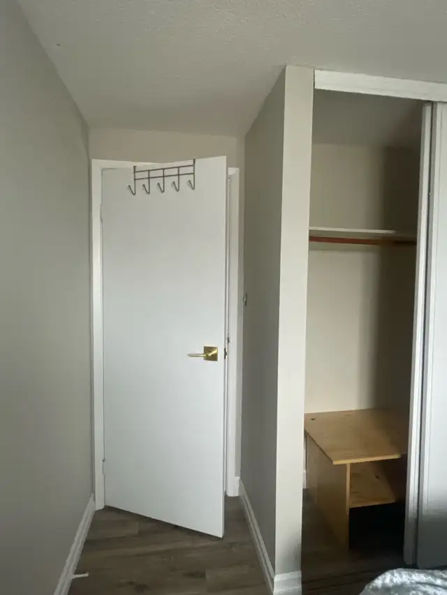 Oshawa room for rent in Room Rentals & Roommates in Oshawa / Durham Region - Image 4