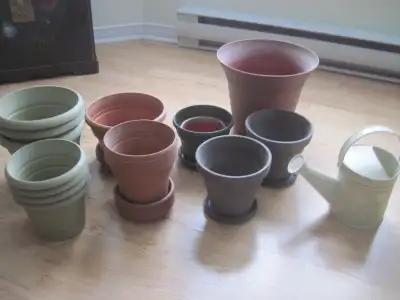 Plusieurs pots en plastique et 2 en céramique (gris)