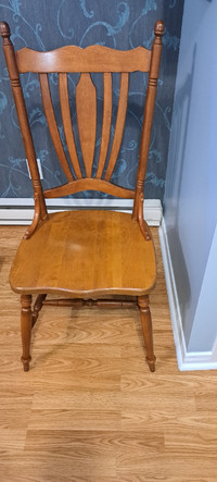 2 chaises de cuisine en bois massif/40$ pour les 2