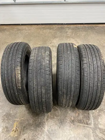 4 All Season Primacy Michelin Tires 215/65 R17. Like new with only 2,000 km.