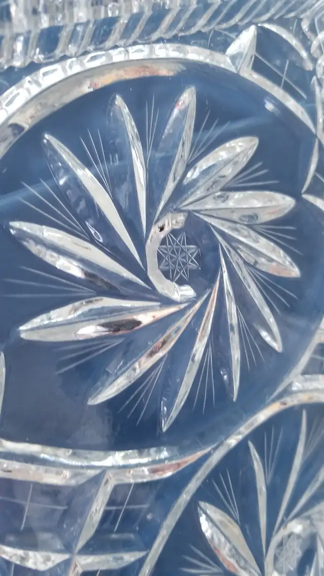 Vintage Crystal Serving Platter in Kitchen & Dining Wares in City of Montréal - Image 5