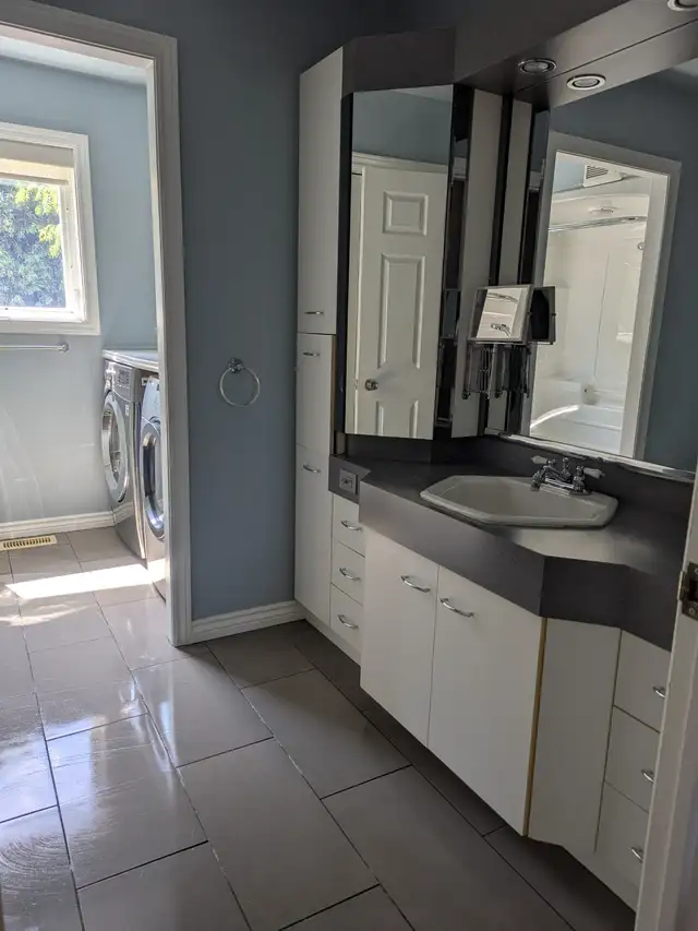 Large bedroom for rent $900/month.  Available August in Room Rentals & Roommates in Ottawa - Image 10