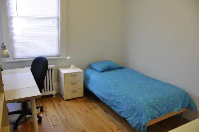 English text below. Près du métro Outremont, $600.00 par mois tout inclus. Chambre meublée à louer d...
