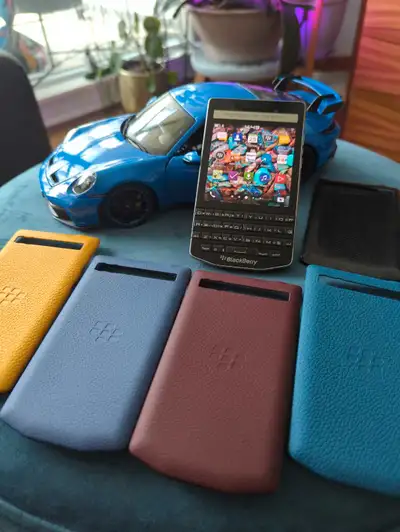 Blackberry Porsche Design p'9983 original edition. Mint condition and 100% working with calls, email...