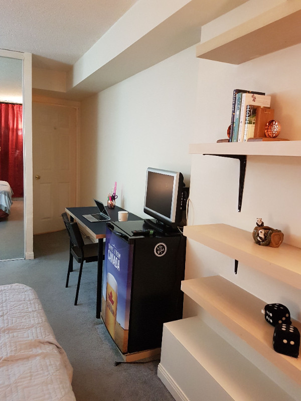 Spacious furnished room  for work/study downtown in Room Rentals & Roommates in City of Toronto