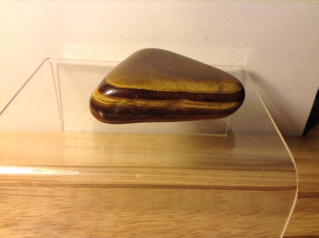 Big Tumbled Ordinary Grade Tiger Eye Stone in Arts & Collectibles in Vancouver - Image 2