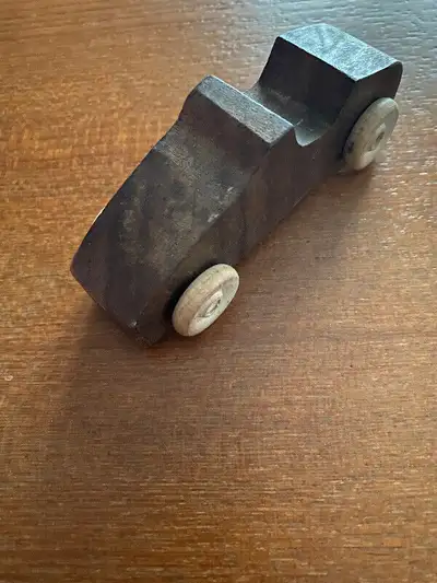 Dimensions pour 1 morceau: 4" de long , 1,5 de haut, 1,75 de large". Jolie petite voiture pour enfan...