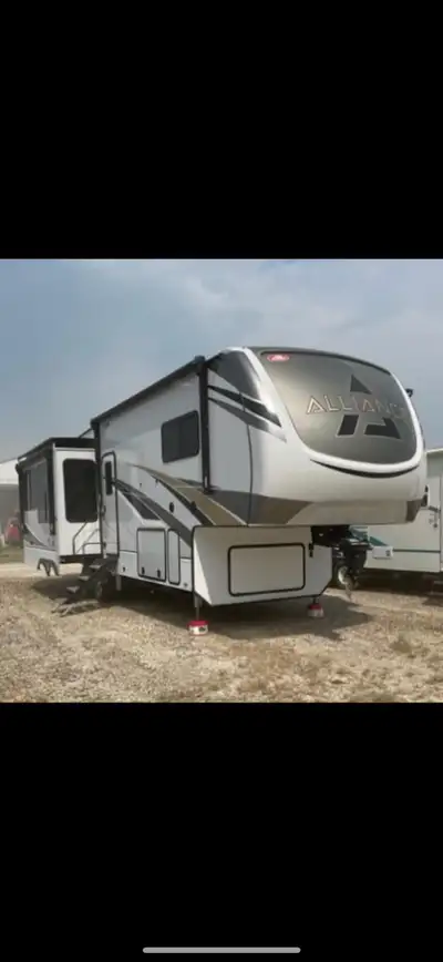 Like new , luxury 5th wheel, slept in only a few times, never cooked in. Large living area with full...