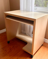 Kids studying desk, good for kids 3-12 years old mint condition