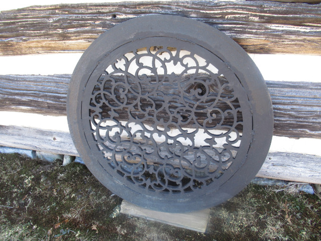 Antique Huge Cast Iron Grate in Good Condition in Arts & Collectibles in Ottawa